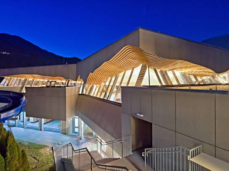 dolomitenbad_aussenansicht-sauna-nacht_original