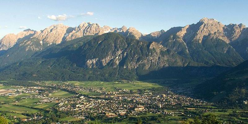 Eine Panoramaansicht von den Bergen über dem Lienzer Talboden.