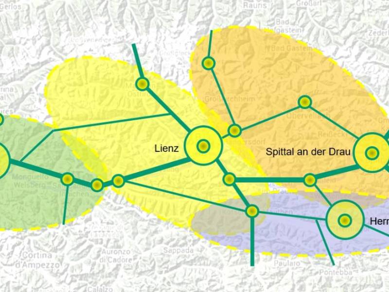 Eine Karte mit Städten und Verbindungen: Bruneck, Lienz, Spittal an der Drau und Hermagor sind markiert.