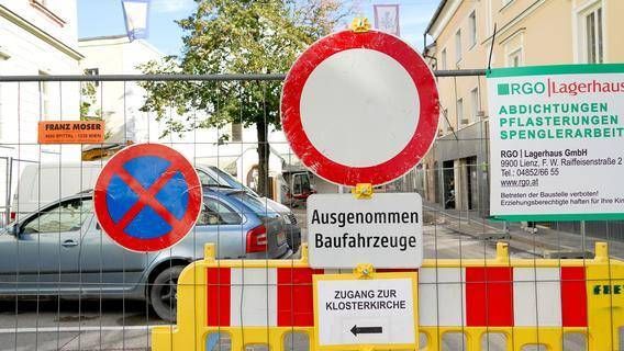 Baustelle mit Verkehrssperrung für Autos, Zugang zur Klosterkirche erlaubt, Baustellenfahrzeuge ausgenommen.