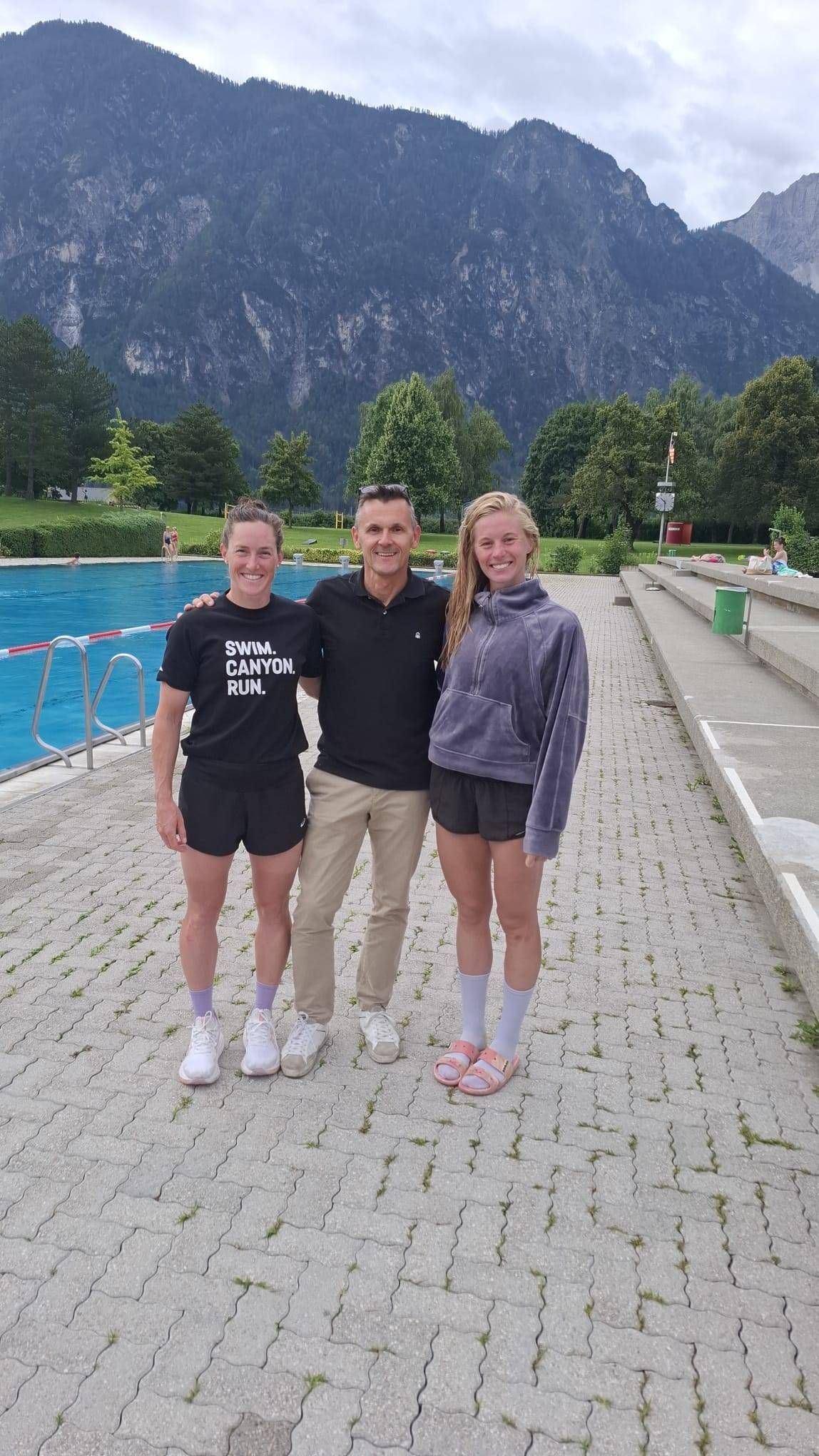 Werner Engl und die beiden britischen Topathletinnen im Dolomitenbad Lienz.