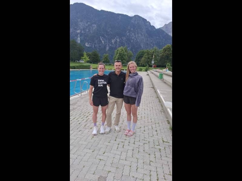 Werner Engl und die beiden britischen Topathletinnen im Dolomitenbad Lienz.