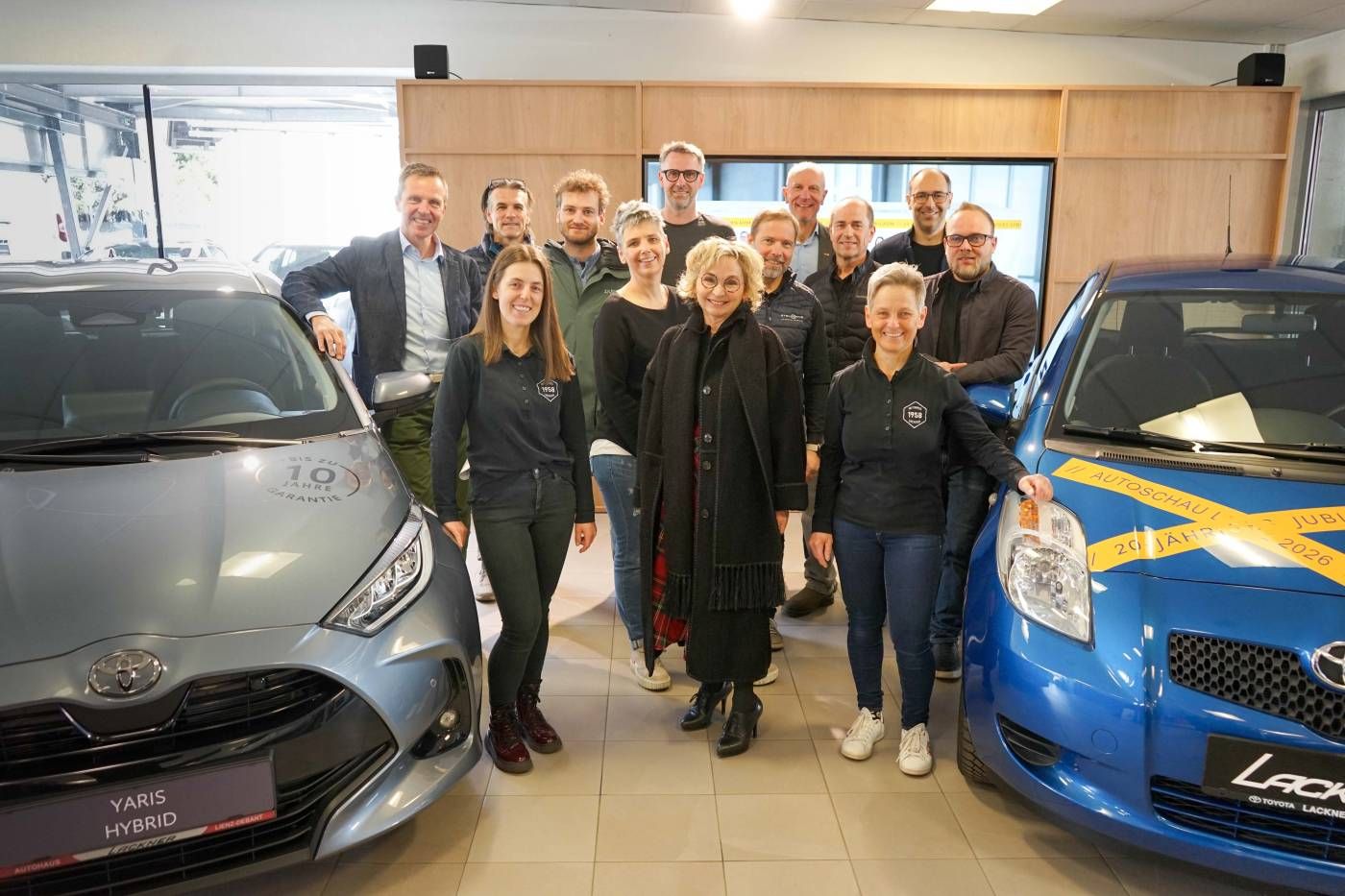 Die teilnehmenden Autohändler und Bürgermeisterin Elisabeth Blanik (vorne Mitte) sowie WKO-Bezirksstellenleiter Johann Kollreider (5.v.r.). Foto: Bernd Lenzer