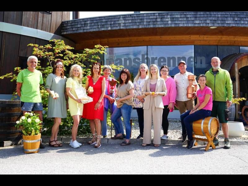 V.l.: Roman Berger (Stadtgärtnerei), Mary Steinringer (Haargefühl), Heidi Kleinlercher (Krehaartiv), Barbara Panzl (Friseur SiSa),  Marion Hassler (Natur- & Kräuterdorf Irschen), Tina Wallensteiner (Osttiroler Heilräucherwerk), Iris Rampitsch (Stadtmarketing Lienz), Stefanie Tembl (Osttiroler Bienenladen), Jasmin Kraler (Claudias BlumenSchmuck), Johann Pramstaller (Diogenes), Olivia Tschapeller (Tschapeller – Deine Gärtnerei) und Josef Oberlojer (Stadtgärtnerei). Foto: Stadt Lienz/Bernd Lenzer