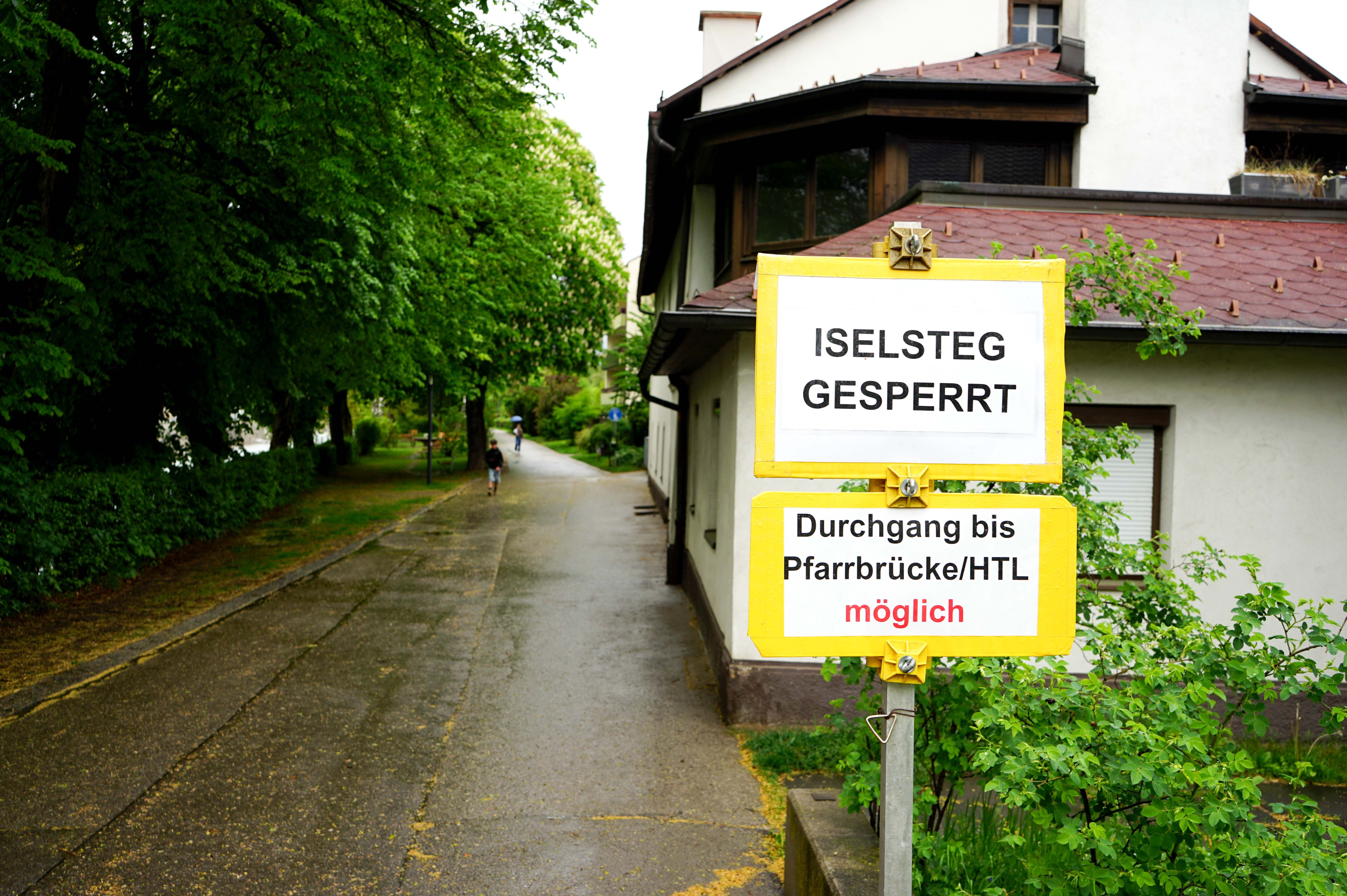 Das Schild, das seit 10. November 2025 die Sperre des Iselstegs verkündete, ist endlich Geschichte.