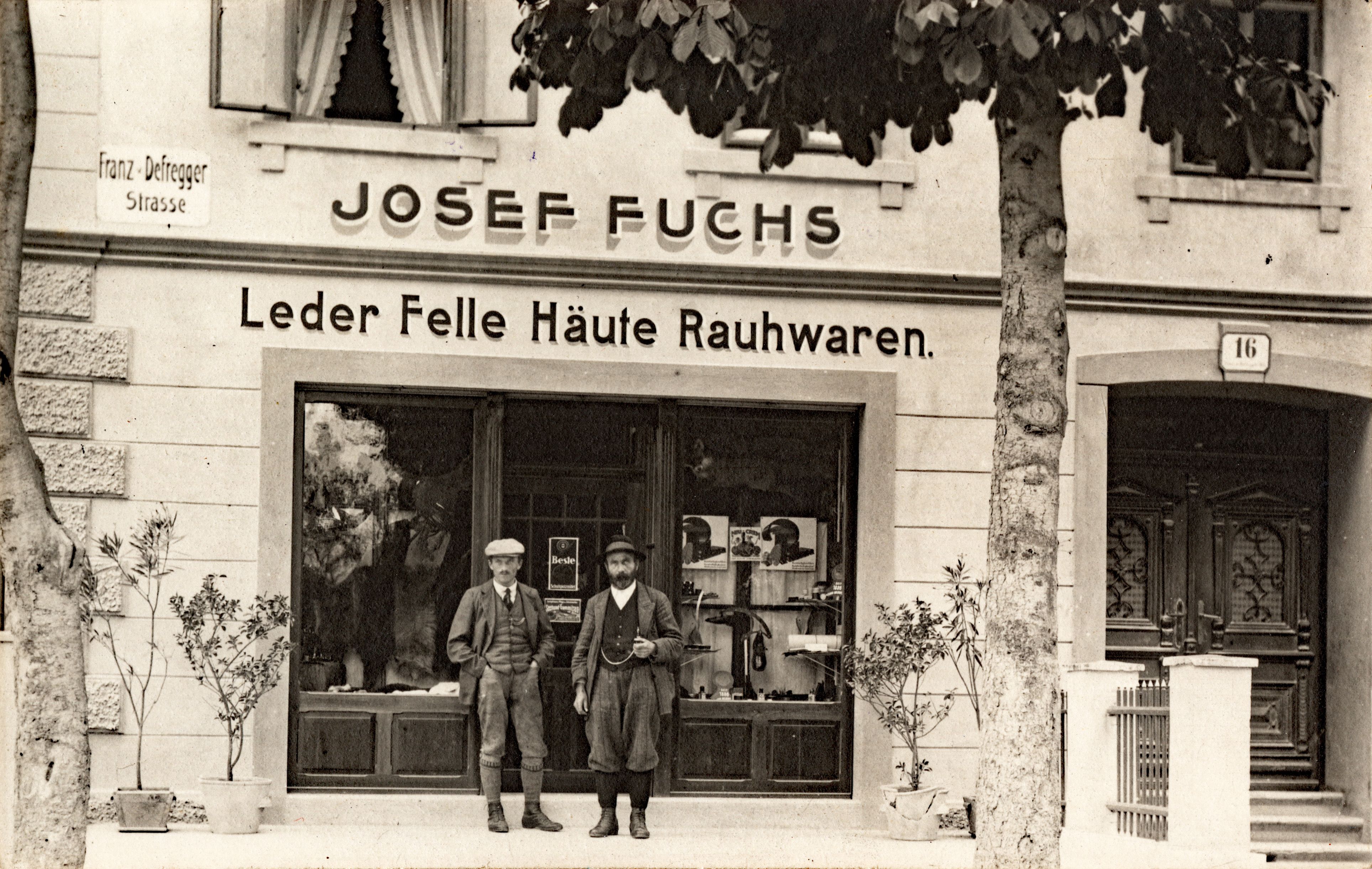 Die Lederhandlung von Josef Fuchs (mit dem Besitzer und Sohn Engelbert), 1920(Fotograf: Unbekannt; Sammlung Herbert Geiger – TAP)