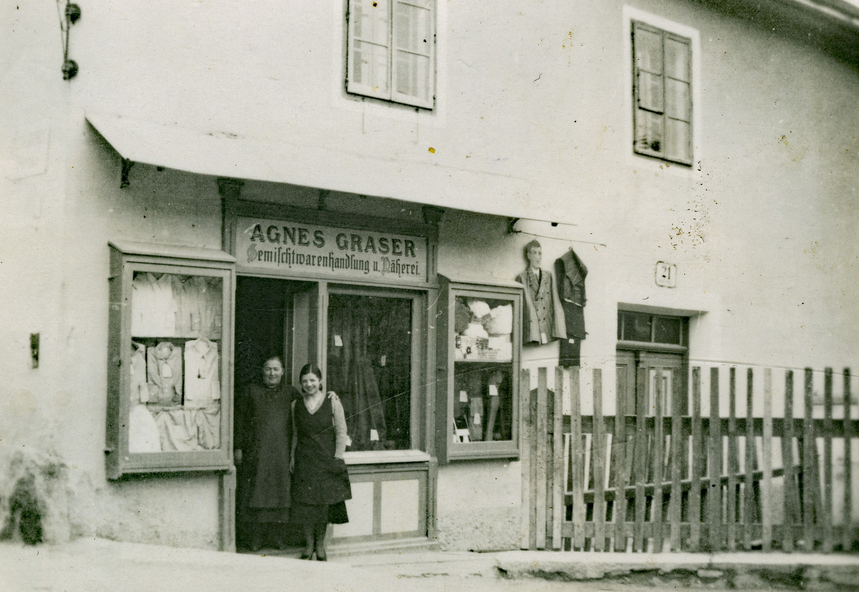 Das Geschäft der Agnes Graser (mit der Besitzerin und Tochter Olga), 1933(Fotograf: Hans Fracaro; Sammlung Annunziata Ortner – TAP)