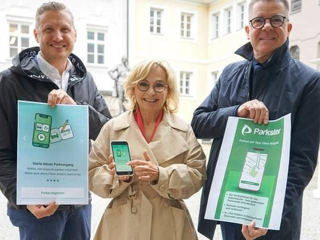 Drei Personen präsentieren eine Park-App.