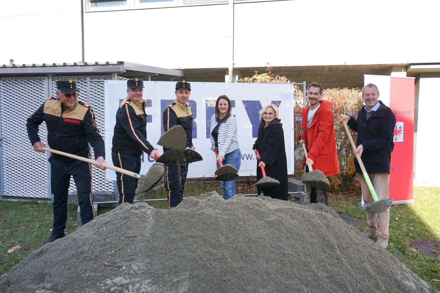 Bezirksfeuerwehrkommandantstellvertreter Johann Obererlacher, Bezirksfeuerwehrkommandant Harald Draxl, Landesfeuerwehrinspektor Rene Staudacher, Landesrätin Astrid Mair, Bürgermeisterin Elisabeth Blanik, Architekt Philipp Glanzl und Baumeister Walter Frey (v.l.). Foto. Stadt Lienz/Bernd Lenzer