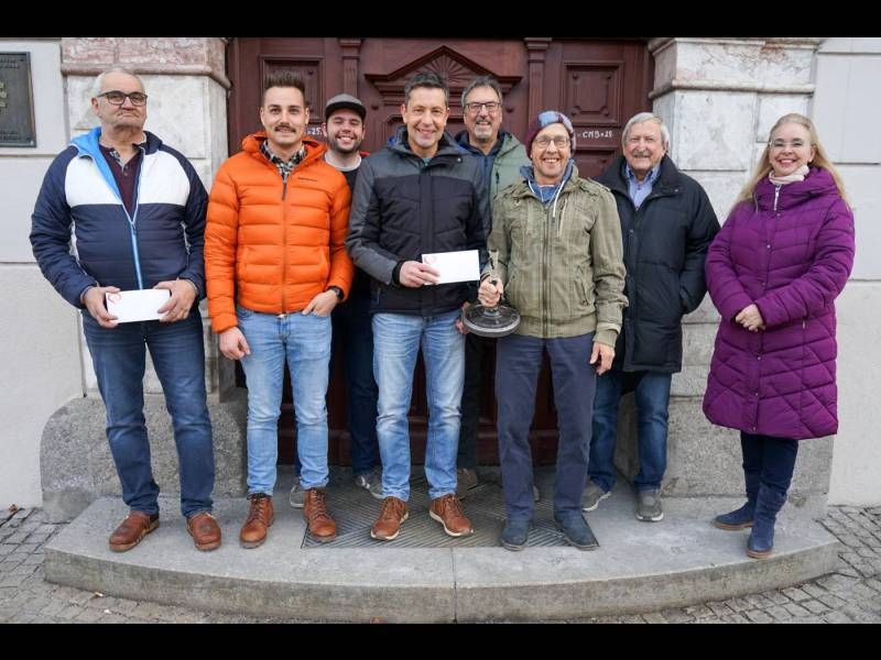 Am Bild v.l.: Wolfgang Erler, Manfred Lanzinger, Manuel Moser, Gerhard Gander, Konrad Mattersberger, Günther Lukasser, City Ring-Obmann Robert Geiger und Iris Rampitsch vom City Marketing Lienz . Foto: Stadt Lienz/Bernd Lenzer