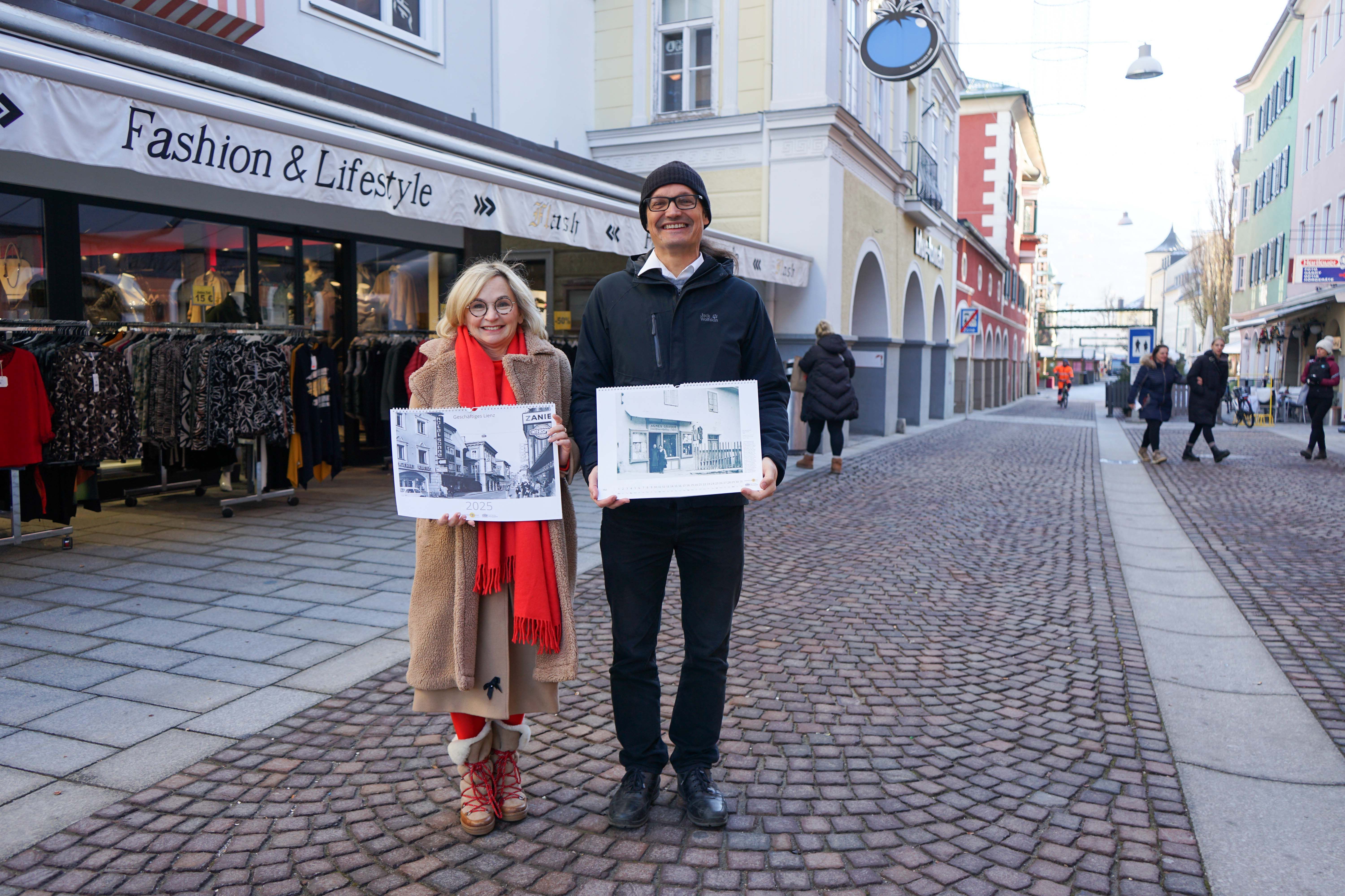 Bürgermeisterin Elisabeth Blanik und Historiker Martin Kofler präsentierten den neuen Kalender dort, wo einst das Foto für das Titelbild des neuen Kalenders entstanden ist. Foto: Stadt Lienz/Bernd Lenzer