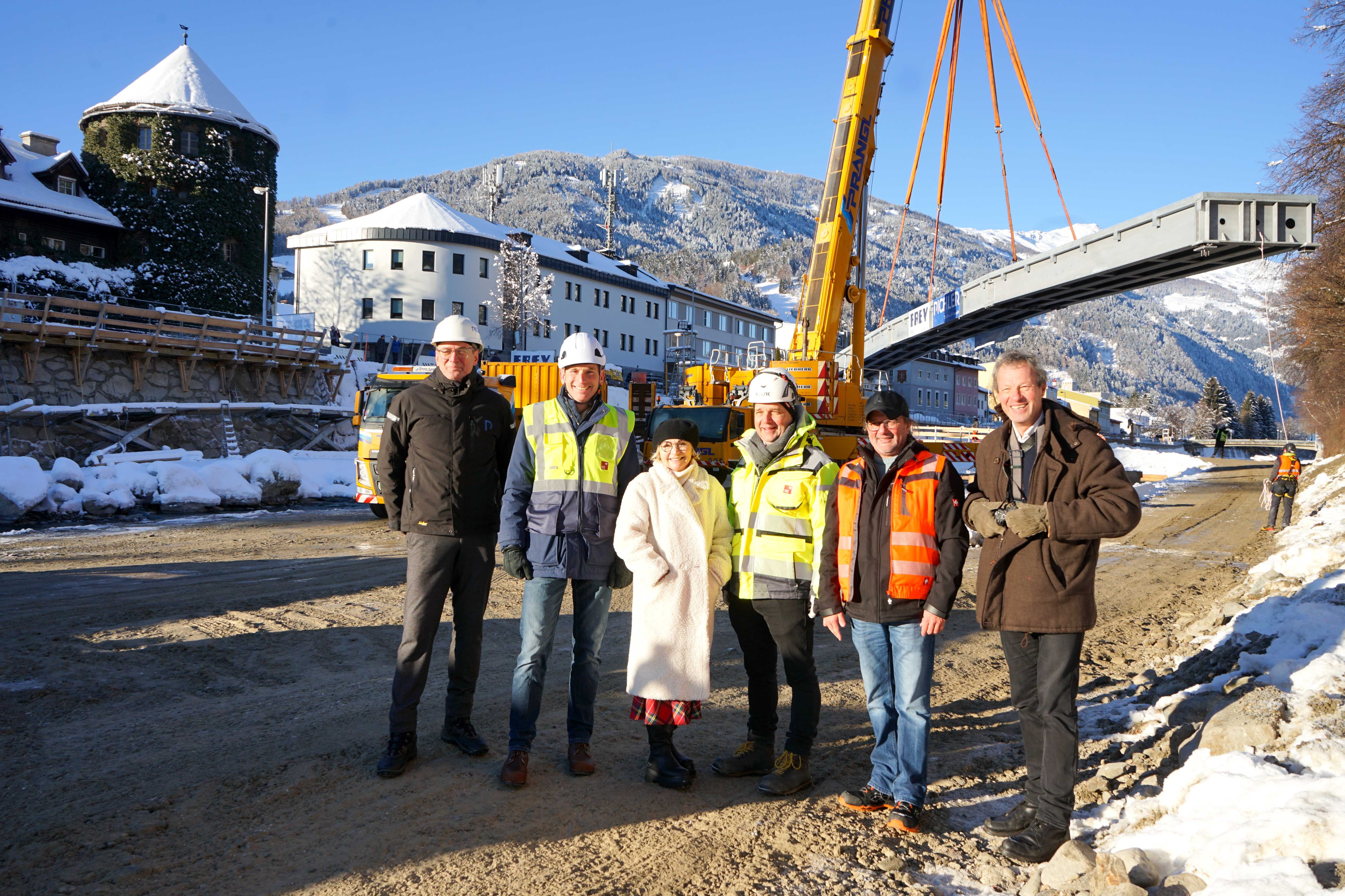 Vor der "schwebenden Brücke"v.l.: Michael Istenich (Pichler projects), Michael Konrad (Baubezirksamt Lienz), Bgm. Elisabeth Blanik, Johannes Nemmert (Leiter Baubezirksamt Lienz), Peter Mayer (Flussbau iC) und Walter Frey (Frey Bau).
