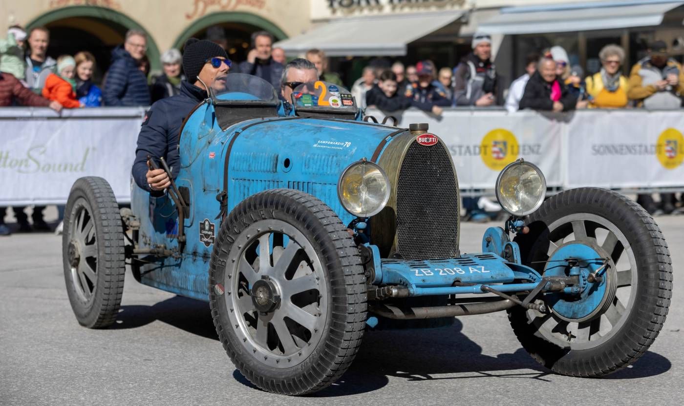 Beim WinterRace 2025 kann man am Lienzer Hauptplatz wieder wunderschöne Automobile aus vielen Jahrzehnten bestaunen.