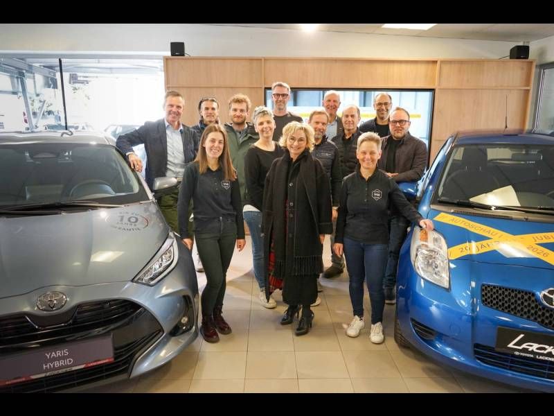 Die teilnehmenden Autohändler und Bürgermeisterin Elisabeth Blanik (vorne Mitte) sowie WKO-Bezirksstellenleiter Johann Kollreider (5.v.r.). Foto: Bernd Lenzer