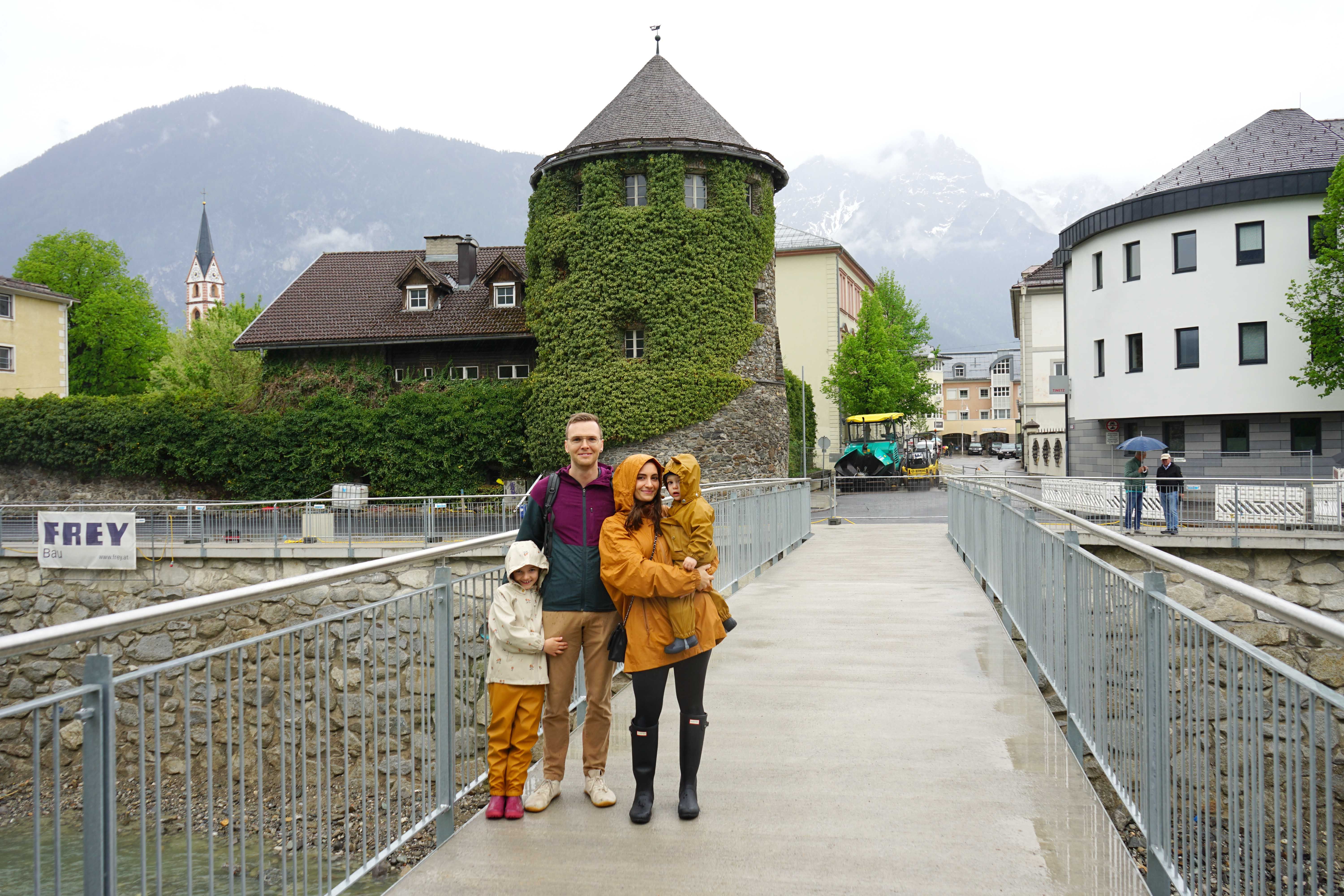 Die ersten Überquerer des Iselstegs nach der offiziellen Eröffnung waren v.l.: Valentina (7), Mathias Rauter, Liliane Schenkermayr und Ayden (2).