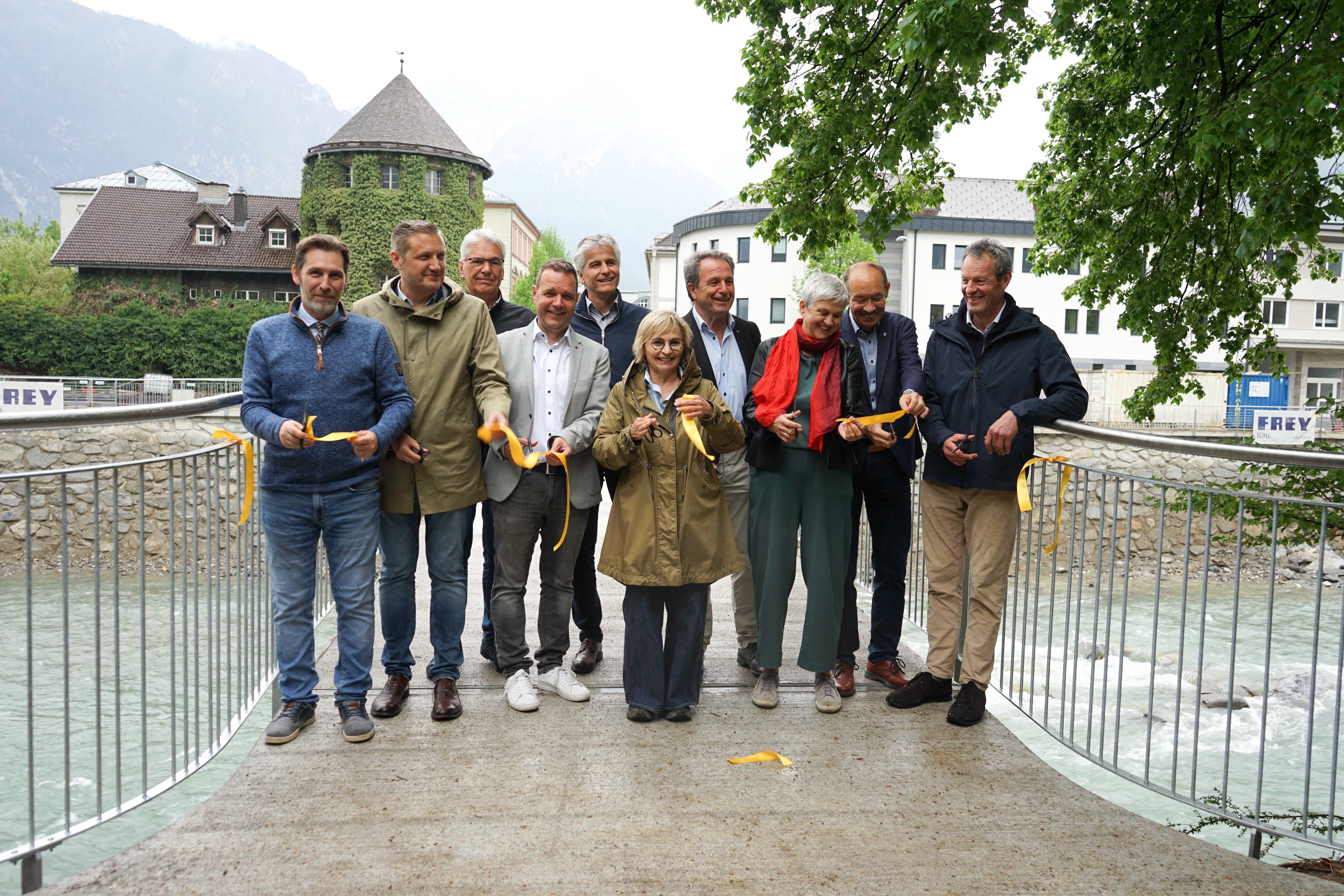 Manuel Kleinlercher (FPÖ), Christian Steininger (ÖVP), Paul Meraner (MFG), Johannes Nemmert (Leiter Baubezirksamt Lienz), Vizebürgermeister Alexander Kröll, Bürgermeisterin Elisabeth Blanik, Franz Theurl (Team LZ), Gerlinde Kieberl (GUT), Vizebürgermeister Siegfried Schatz und Walter Frey von der Baufirma Frey (v.l.) nahmen die Eröffnung vor.