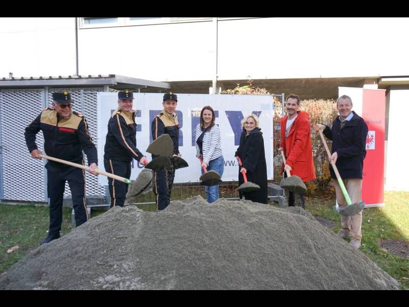 Bezirksfeuerwehrkommandantstellvertreter Johann Obererlacher, Bezirksfeuerwehrkommandant Harald Draxl, Landesfeuerwehrinspektor Rene Staudacher, Landesrätin Astrid Mair, Bürgermeisterin Elisabeth Blanik, Architekt Philipp Glanzl und Baumeister Walter Frey (v.l.). Foto. Stadt Lienz/Bernd Lenzer