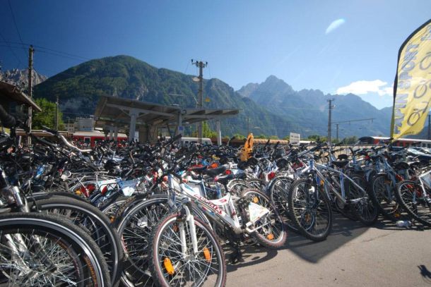 Ein Parkplatz voller Fahrräder am Bahnhof in Lienz